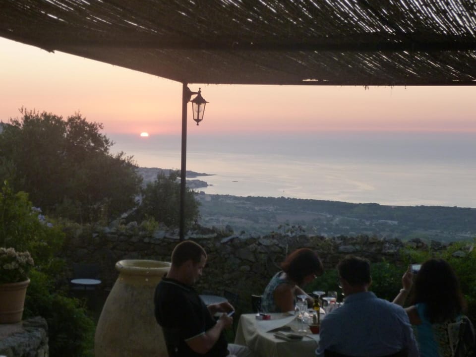 Restaurant/places to eat, Continental breakfast, Lunch, Dinner