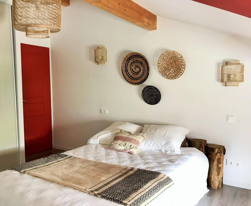Bed, Photo of the whole room, Decorative detail, Bedroom, pet friendly