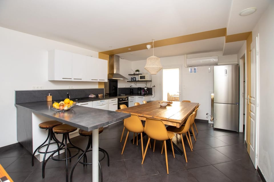 Kitchen or kitchenette, Seating area, Dining area, oven, pet friendly, stove