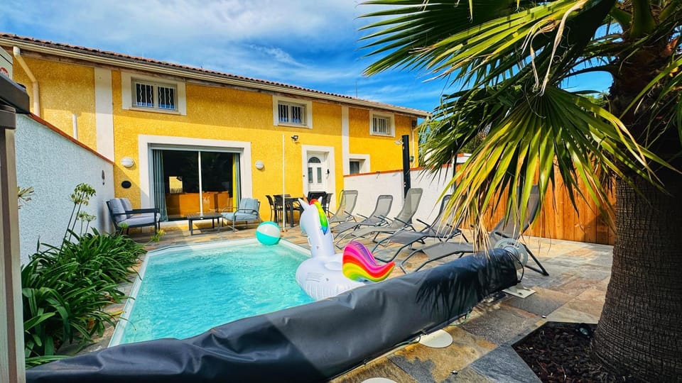 Patio, Day, Natural landscape, Garden, Garden view, Pool view, Swimming pool, sunbed