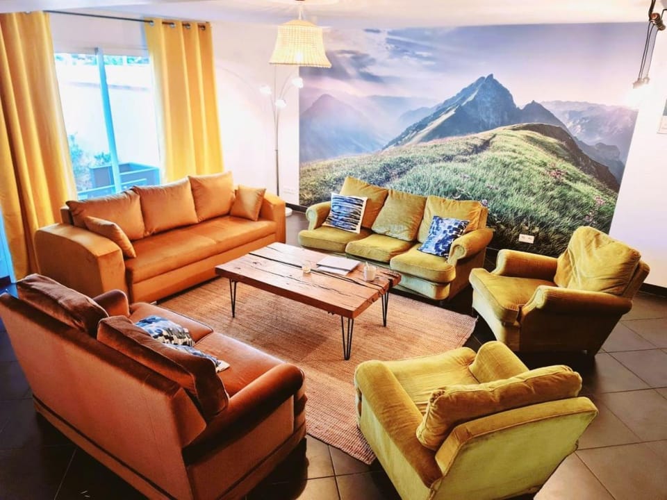 Natural landscape, Living room, Decorative detail, Seating area, pet friendly