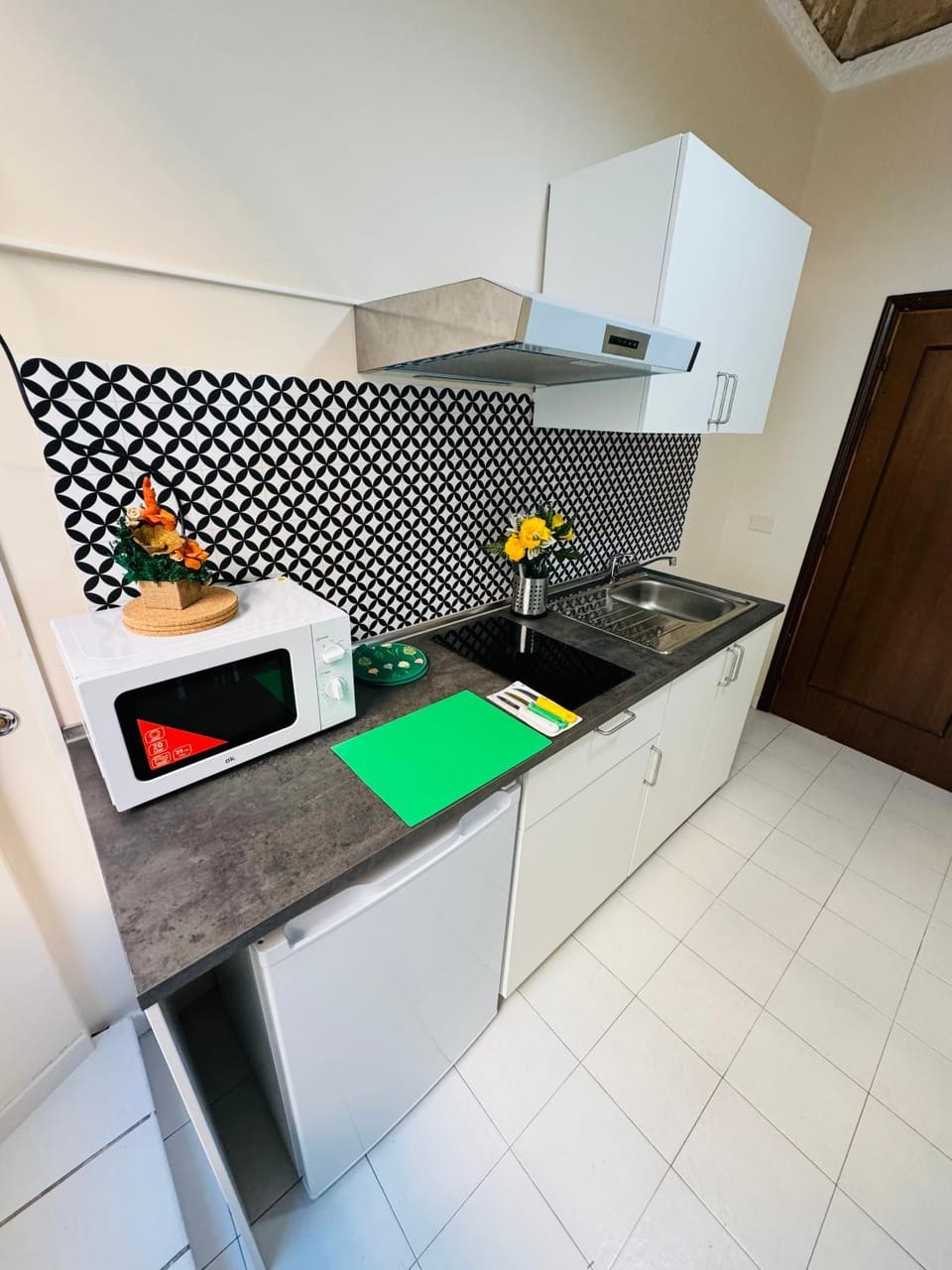 Kitchen or kitchenette, minibar