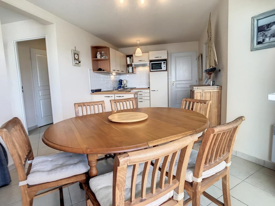 Dining area, kitchen