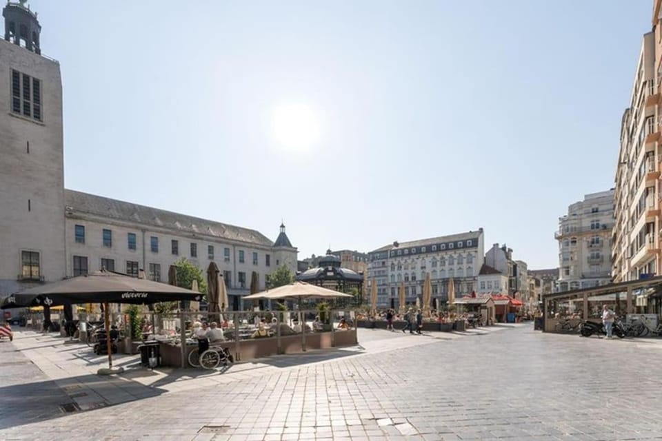 Property building, Nearby landmark, Day, Neighbourhood, City view, Street view, Location