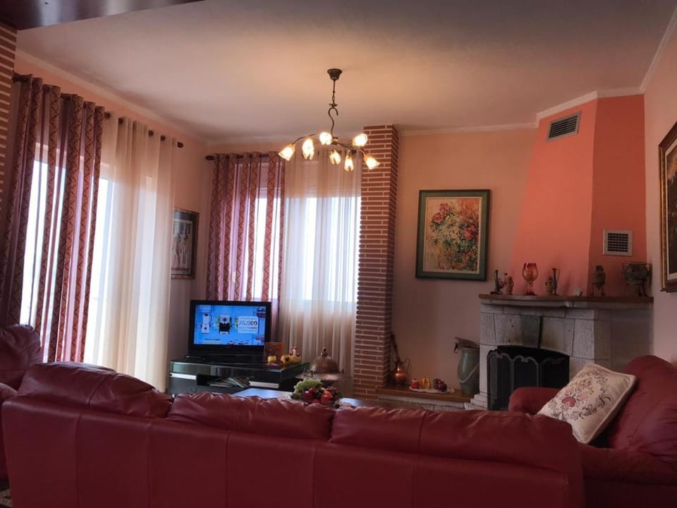 Balcony/Terrace, Kitchen or kitchenette, Living room, Seating area, City view, Lake view, Mountain view, Street view