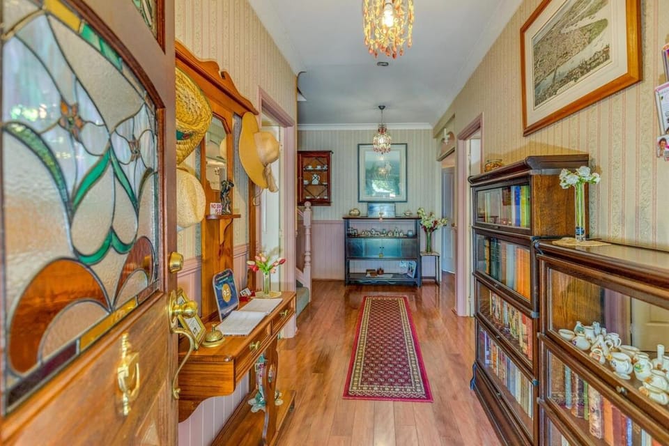 Luxury Hinterland Escape | Rainforest Retreat House in Tamborine Mountain
