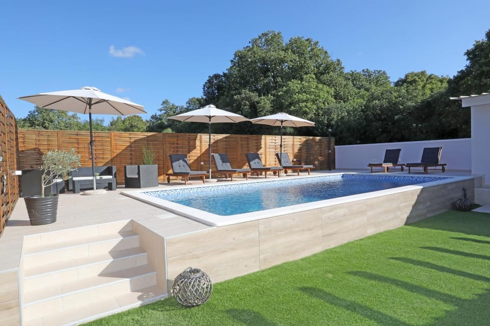Pool view, Swimming pool, sunbed