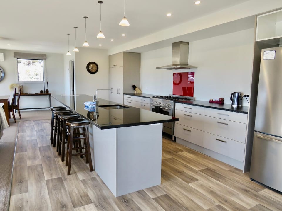 Kitchen or kitchenette, Lake view, Mountain view