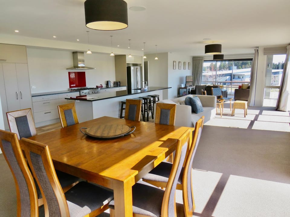 Kitchen or kitchenette, Living room, Dining area, Lake view, Mountain view