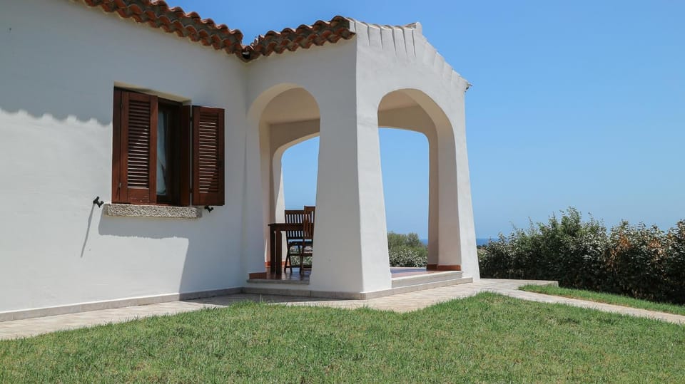 Property building, Patio, Facade/entrance, Garden