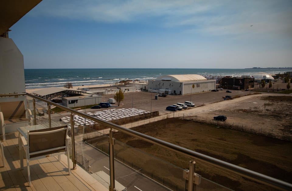 Nearby landmark, Restaurant/places to eat, Day, Neighbourhood, Natural landscape, Bird's eye view, Summer, View (from property/room), Balcony/Terrace, Beach, Beach, On site, Garden view, Lake view, Landmark view, Sea view, Street view, Area and facilities, Supermarket/grocery shop, Swimming pool