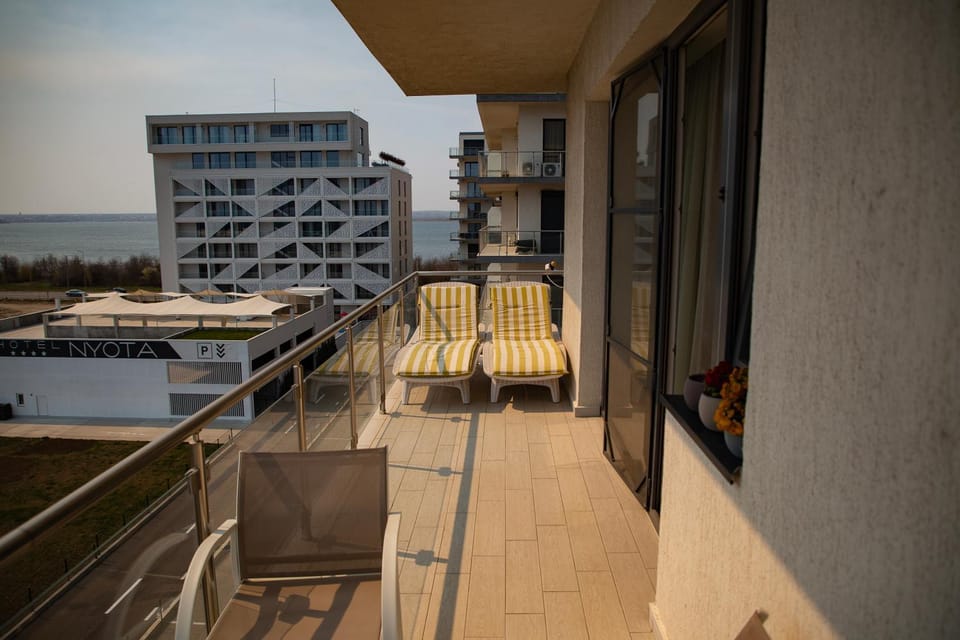 View (from property/room), Balcony/Terrace, Other, Decorative detail, Beach, City view, Lake view, Landmark view, Sea view, Street view