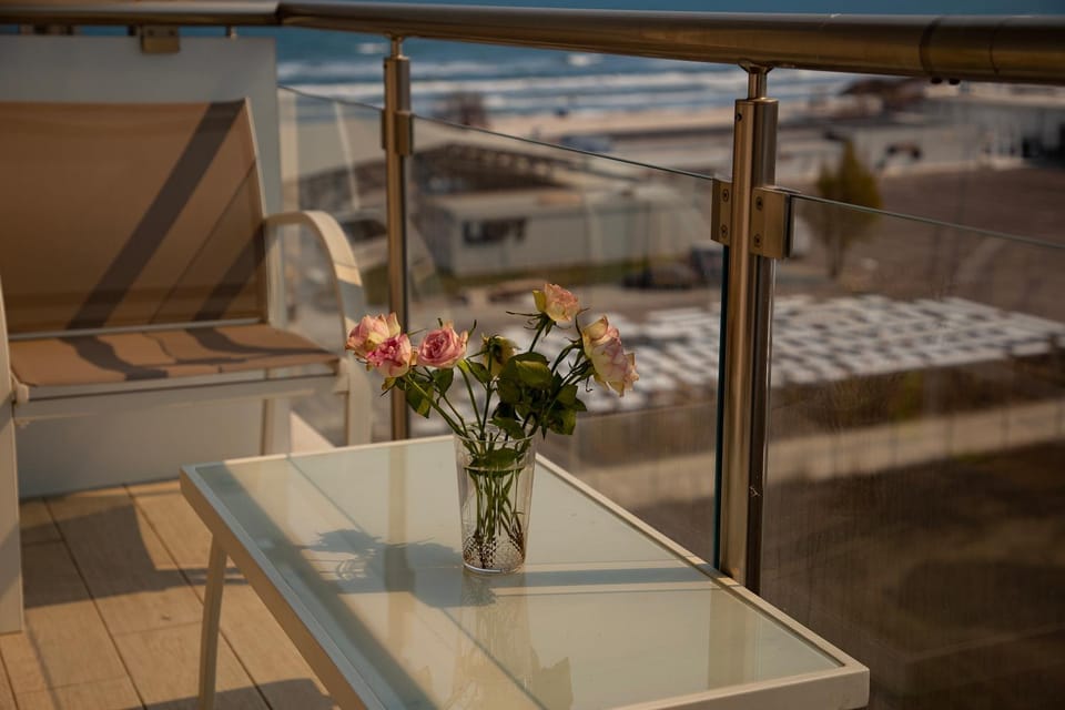 Staff, People, Balcony/Terrace, Other, Decorative detail, Beach, Guests, Landmark view, Sea view, Family