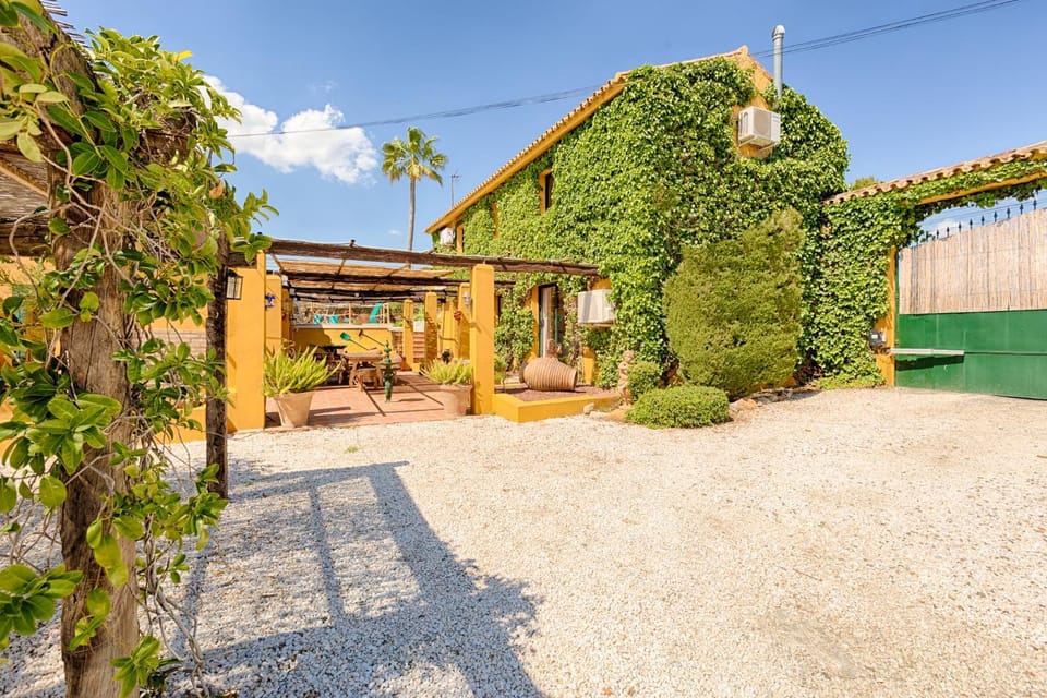 Property building, Facade/entrance, Garden