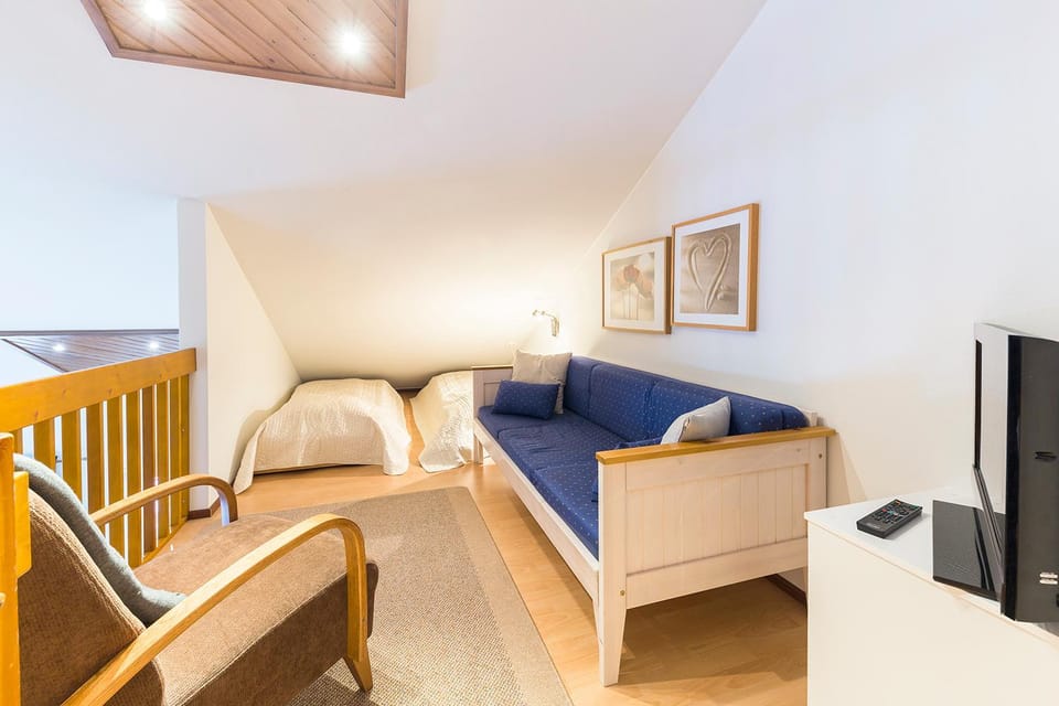 Bed, Seating area