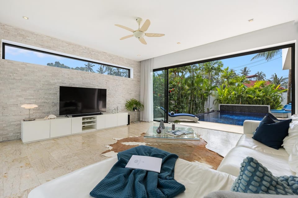 Communal lounge/ TV room, TV and multimedia, Living room, Pool view