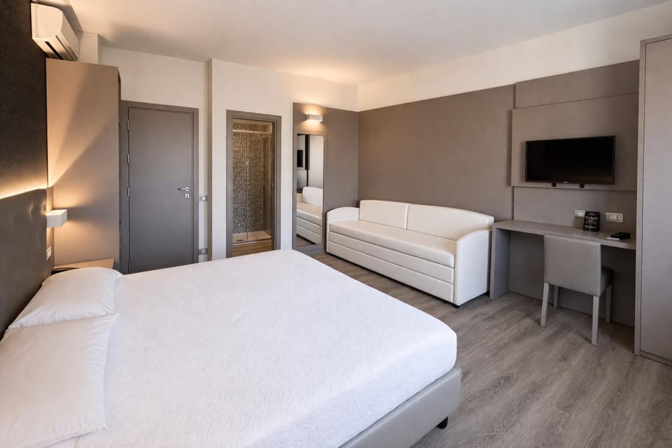 TV and multimedia, Photo of the whole room, Bedroom, wardrobe, air conditioner