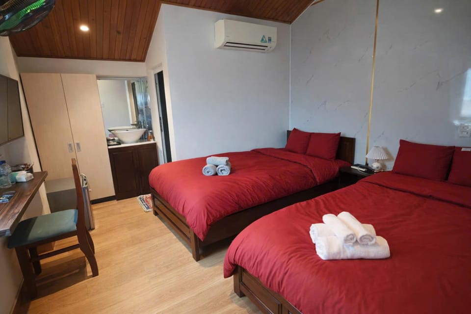 Bed, TV and multimedia, Seating area, Bedroom, air conditioner
