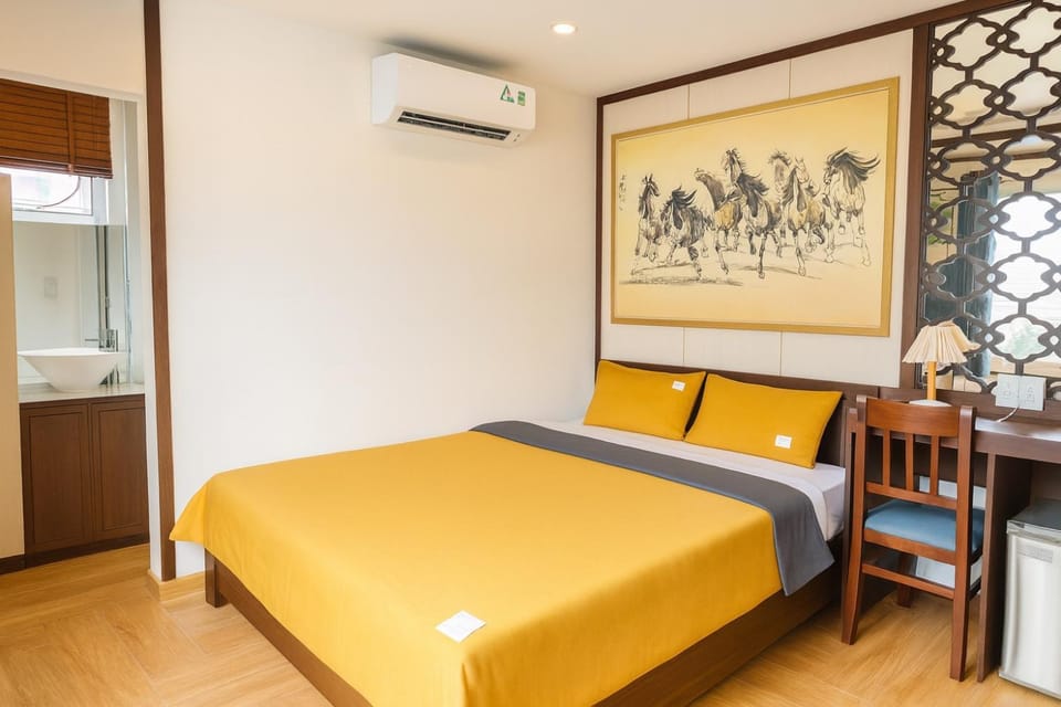 Photo of the whole room, Bedroom, air conditioner