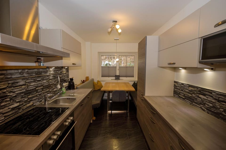 Kitchen or kitchenette, Dining area, stove