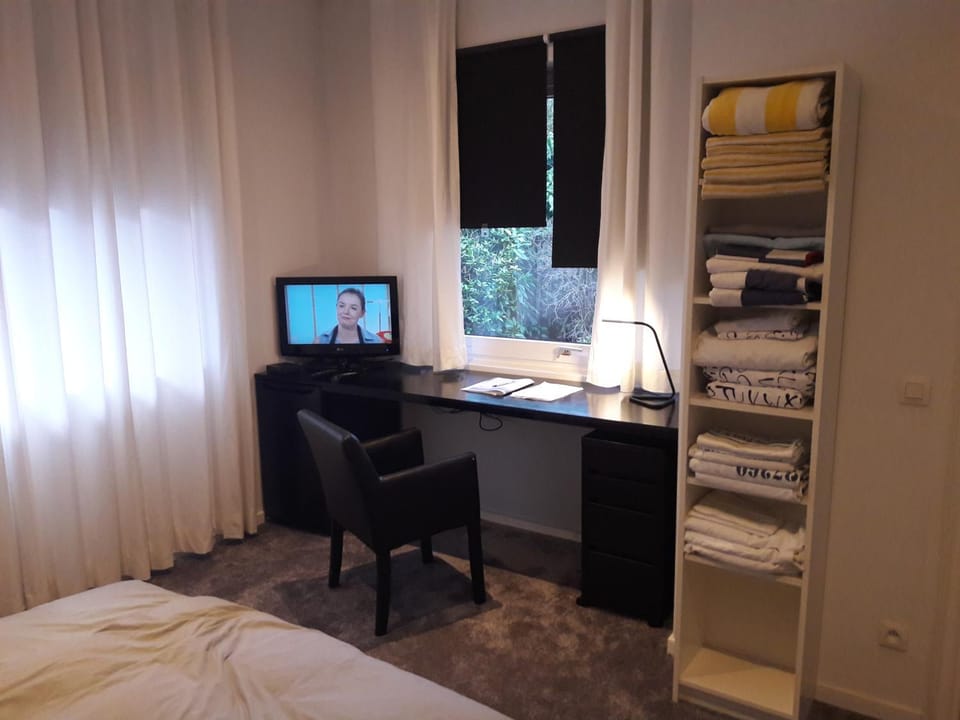 Un grand jardin en ville. Chez Guy Bed and Breakfast in Brussels