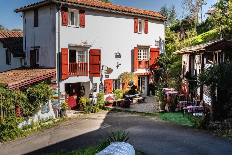 Property building, Spring, Day, Neighbourhood, Balcony/Terrace, Street view