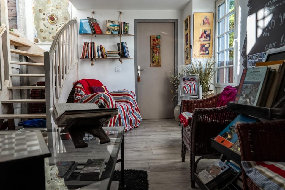 Communal lounge/ TV room, Game Room, Library, Living room, Decorative detail, Seating area, hair dresser