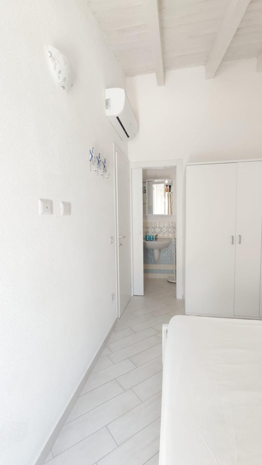 Bed, Photo of the whole room, Bedroom, air conditioner