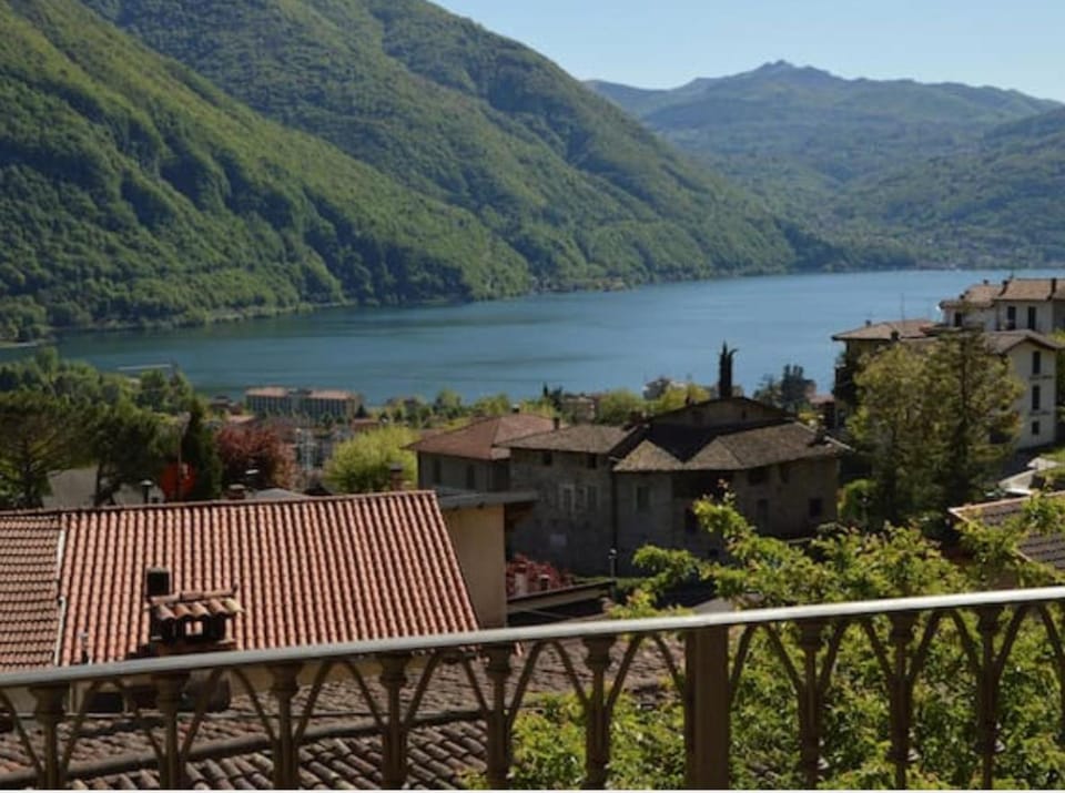 Balcony/Terrace, Lake view, Mountain view