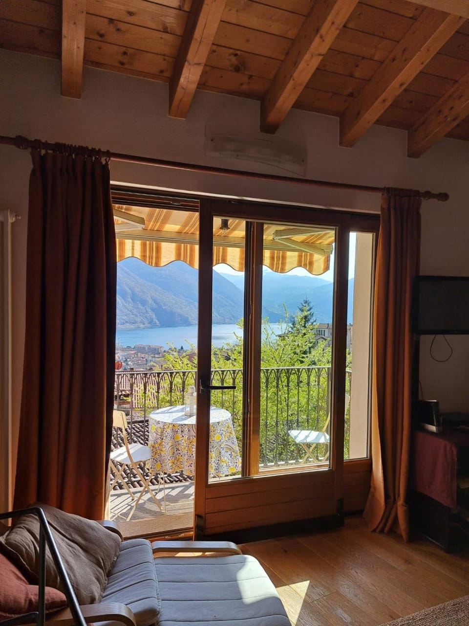 CASA VISTA LAGO E GIARDINO House in Porlezza