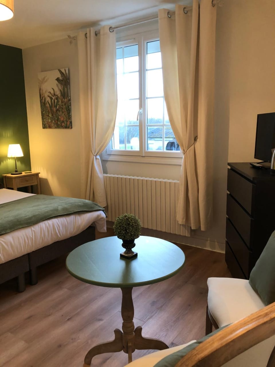 Photo of the whole room, Bedroom
