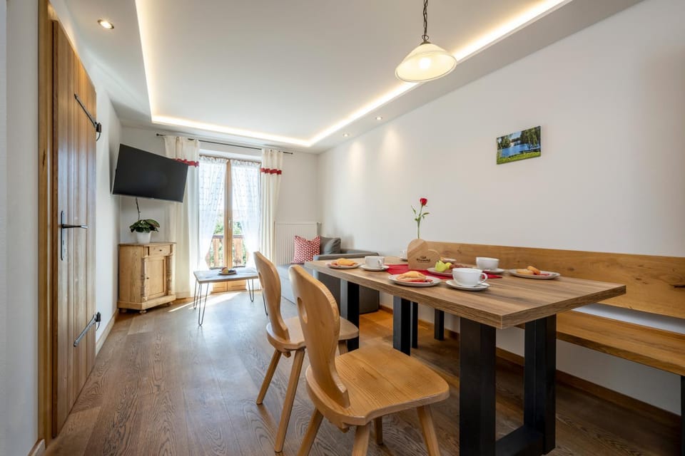 TV and multimedia, Seating area, Dining area