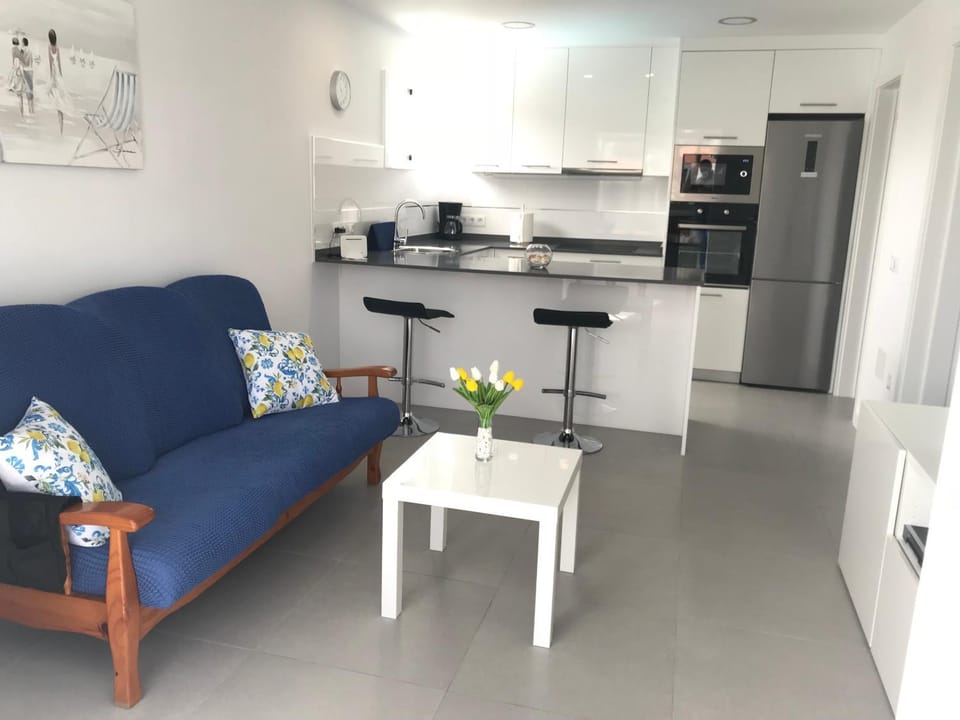 Kitchen or kitchenette, Living room, Seating area, Dining area