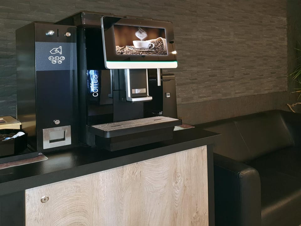 Coffee/tea facilities, Food and drinks, Shopping Area, Drinks, vending machine