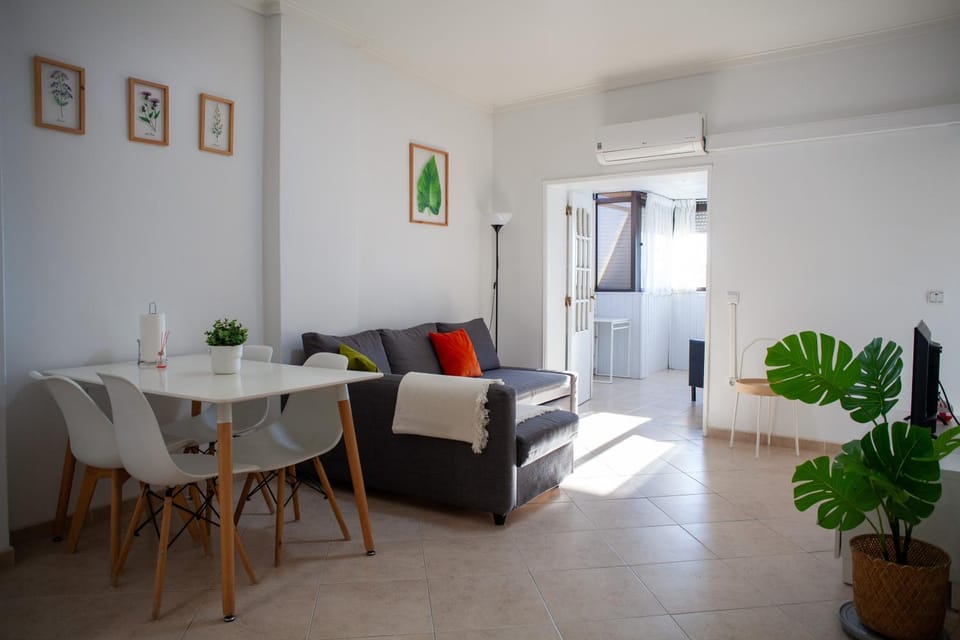TV and multimedia, Balcony/Terrace, Living room, Decorative detail, Seating area, Dining area, air conditioner