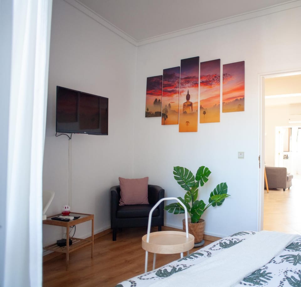 Bed, TV and multimedia, Decorative detail, Bedroom, air conditioner