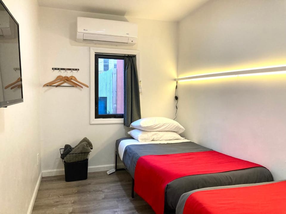 Modern GuestHouse Ironbound Newark with KITCHEN-FastTrainToNYC-OneStopToAirport Bed and Breakfast in Kearny