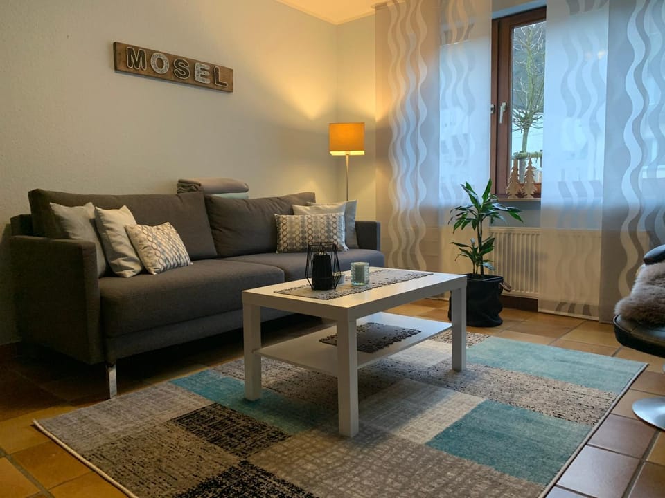 Nightclub / DJ, Living room, Seating area