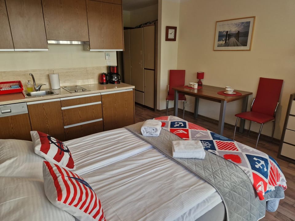 Bed, Kitchen or kitchenette, Photo of the whole room