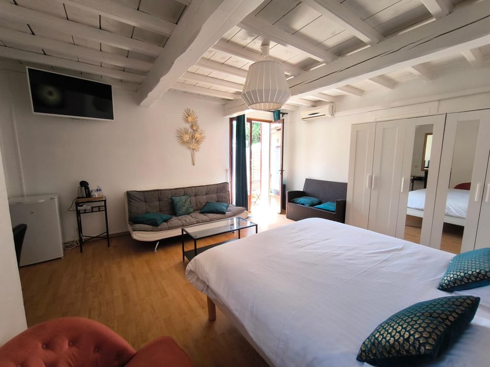 Photo of the whole room, Bedroom, air conditioner