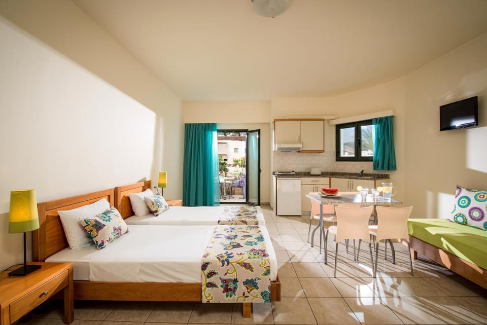 Balcony/Terrace, Kitchen or kitchenette, Photo of the whole room, Seating area, Bedroom