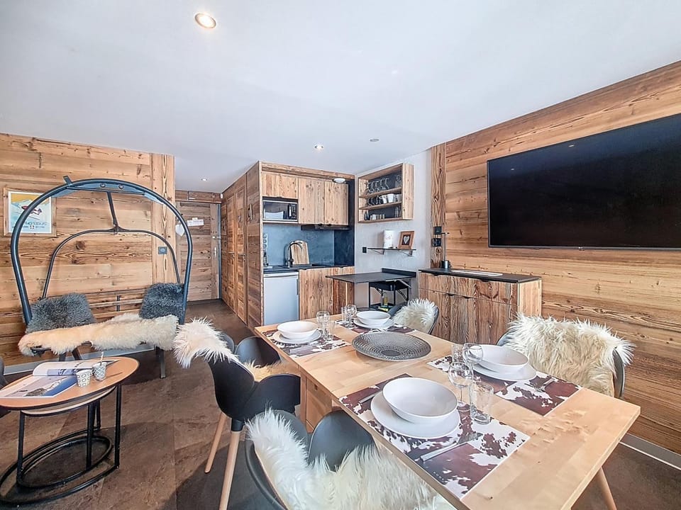TV and multimedia, Kitchen or kitchenette, Living room, Seating area, stove, kitchen