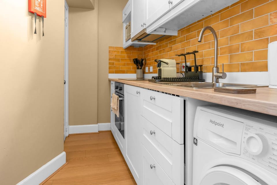 Coffee/tea facilities, microwave, oven, stove, washing machine, kitchen
