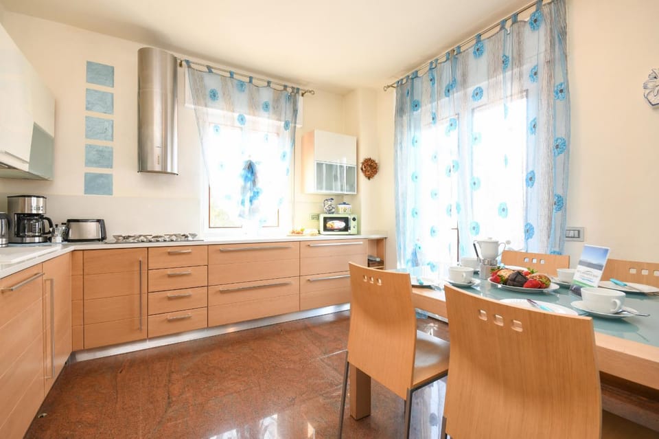 Kitchen or kitchenette, Kitchen or kitchenette