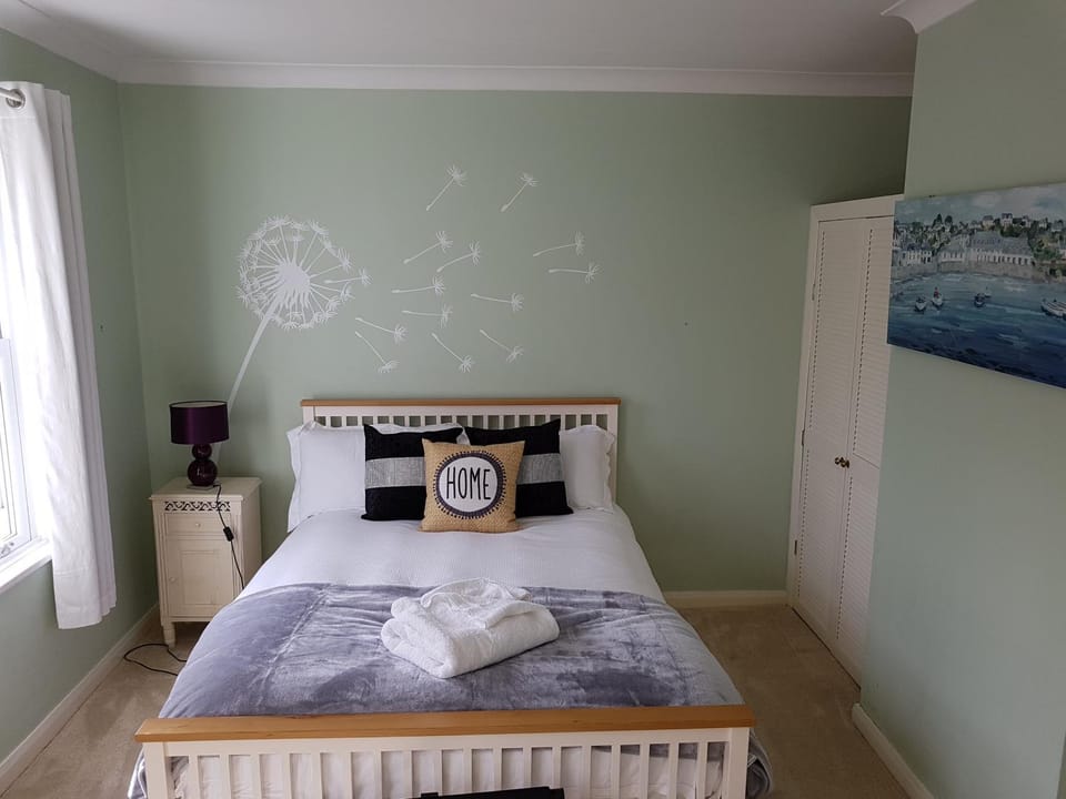 Slough Centre Townhouse with driveway parking for up to two cars Apartment in Slough