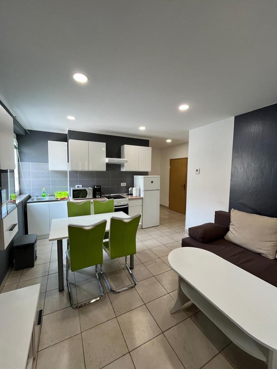 Kitchen or kitchenette, Living room, Seating area, Dining area, oven, pet friendly, stove