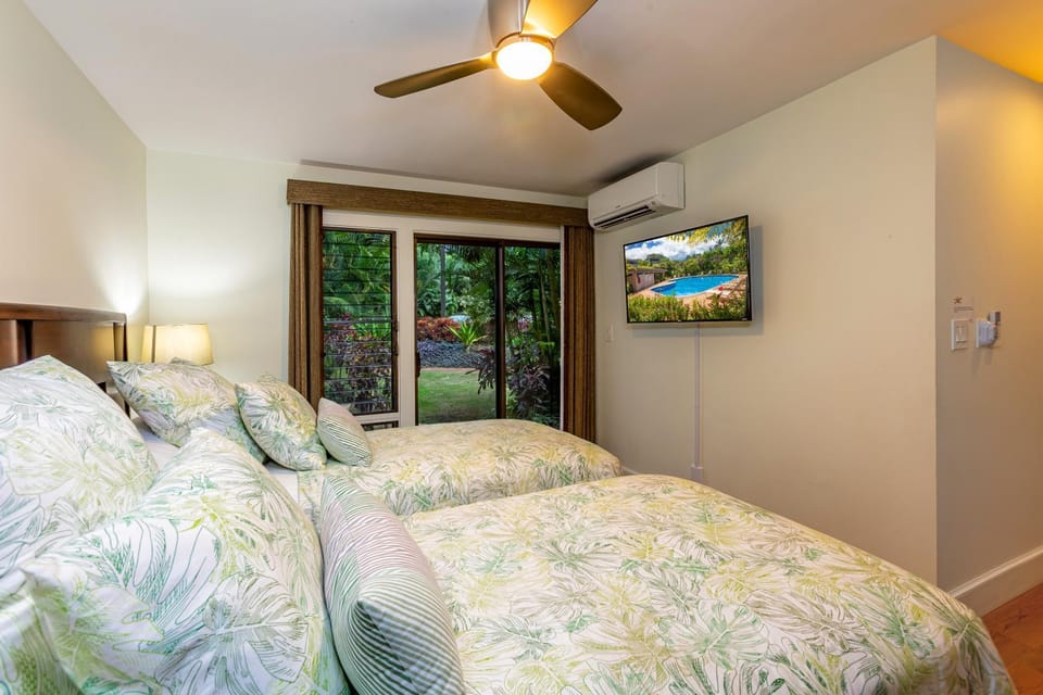 Bed, TV and multimedia, Bedroom