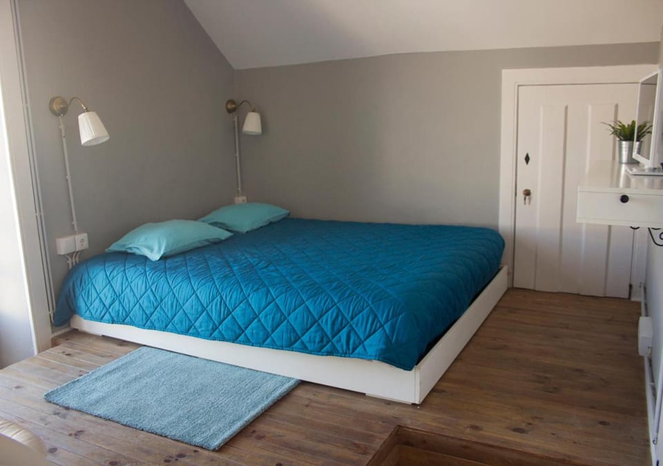 Bed, Bathroom, TV and multimedia, Decorative detail, Seating area, Bedroom, Inner courtyard view