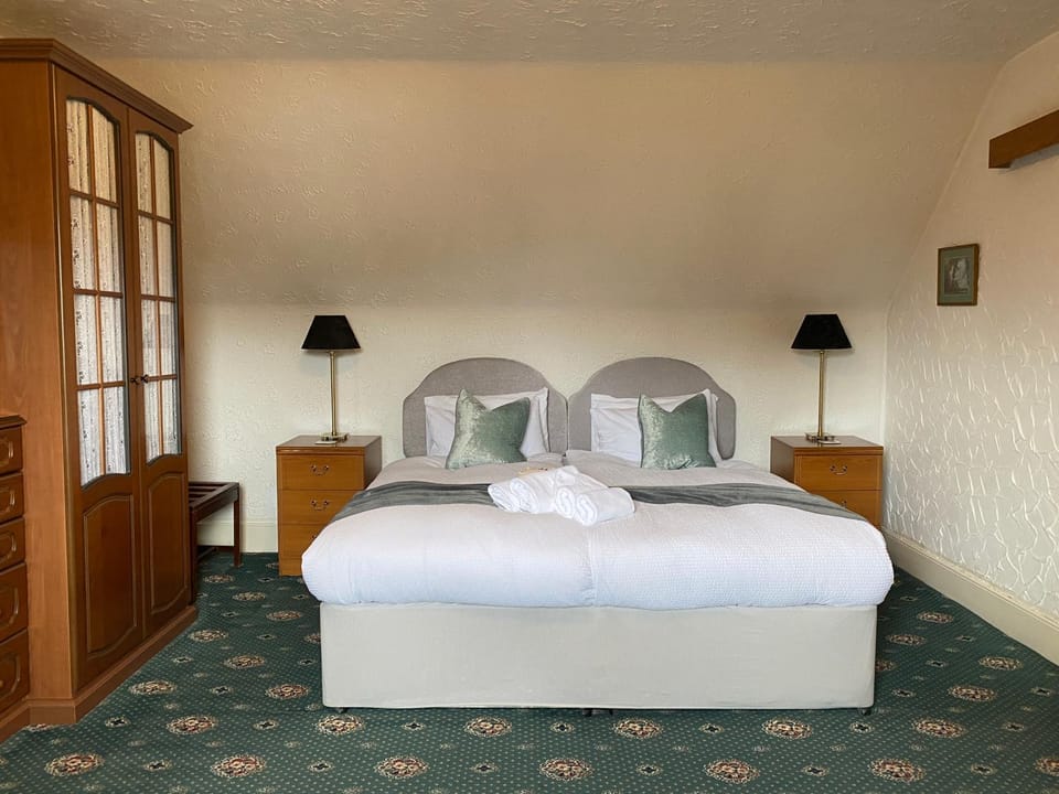 Bed, Photo of the whole room, Bedroom, towels