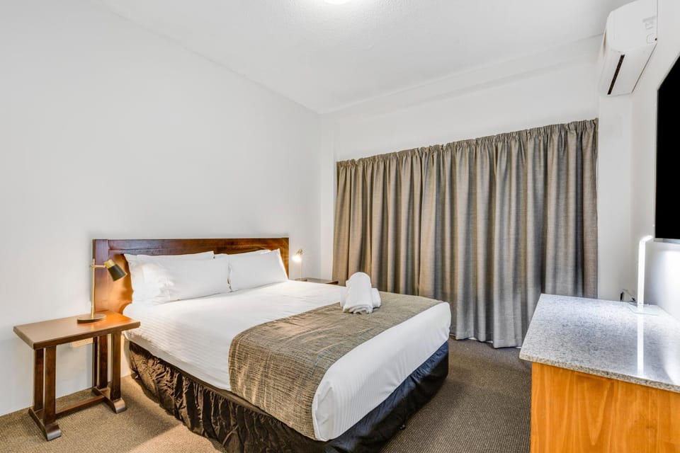 Bed, TV and multimedia, Bedroom
